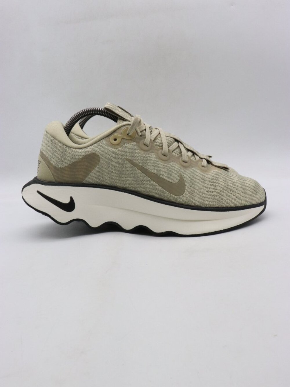 New Nike Motiva Desert Khaki Beige Sail Nby Men's Size 8.5 Sneakers DV1237-200